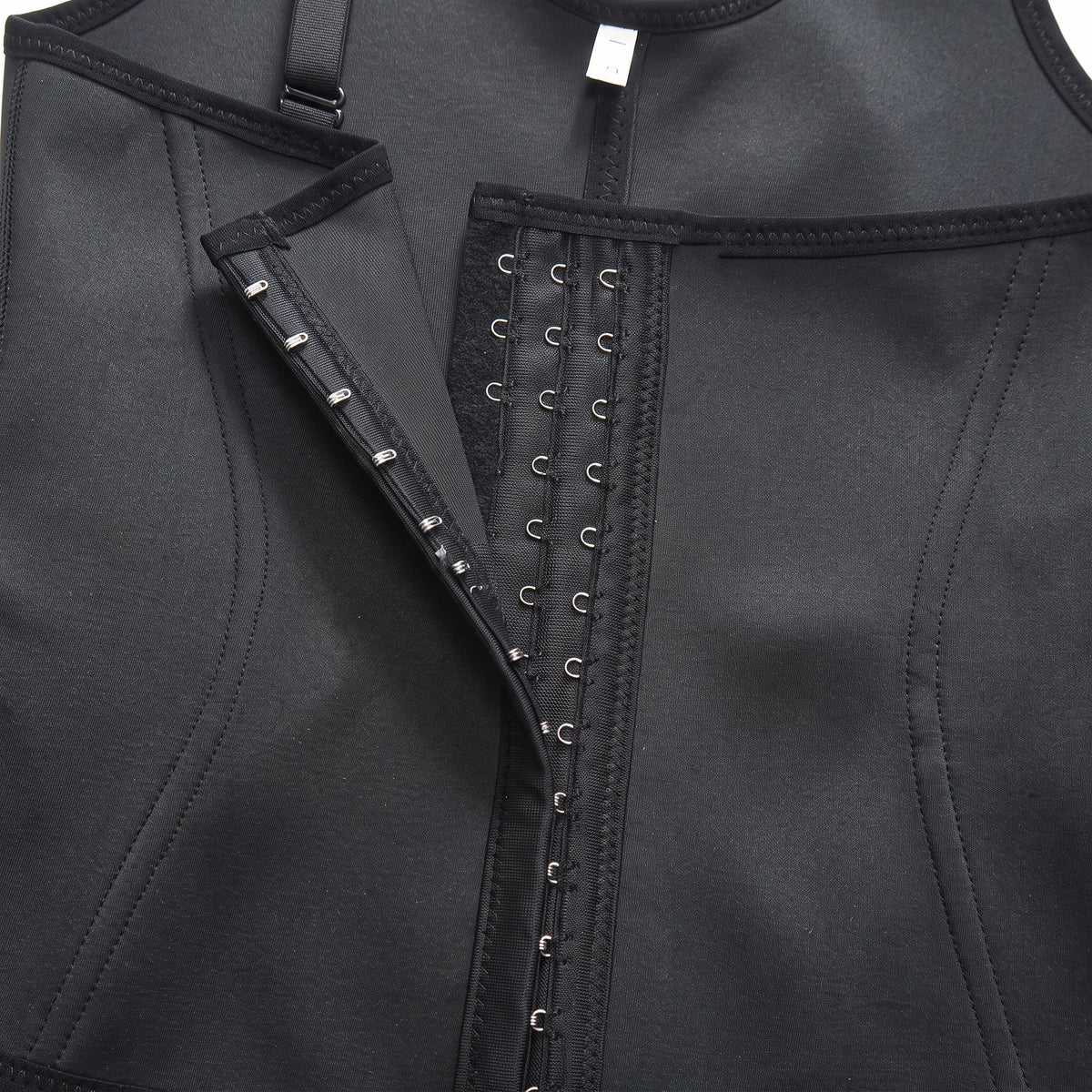 Detalle del cierre frontal con ganchos del bodysuit moldeador negro zafiropulse con estructura de soporte reforzada.