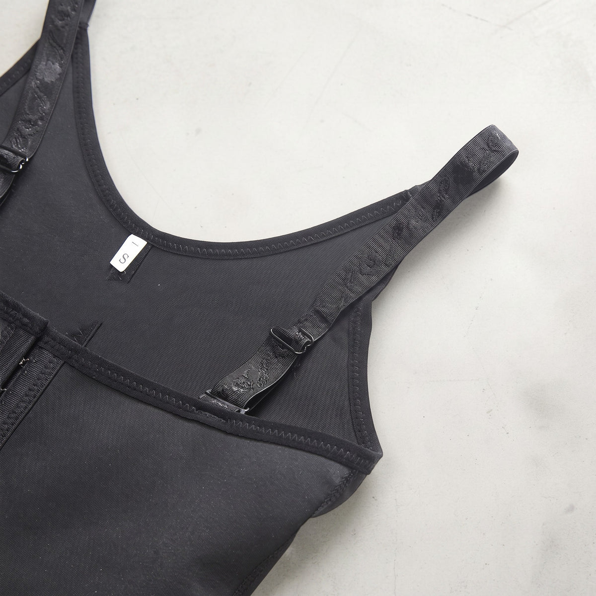Bodysuit moldeador negro zafiropulse con tirantes ajustables y estructura de corsé para definir la silueta.