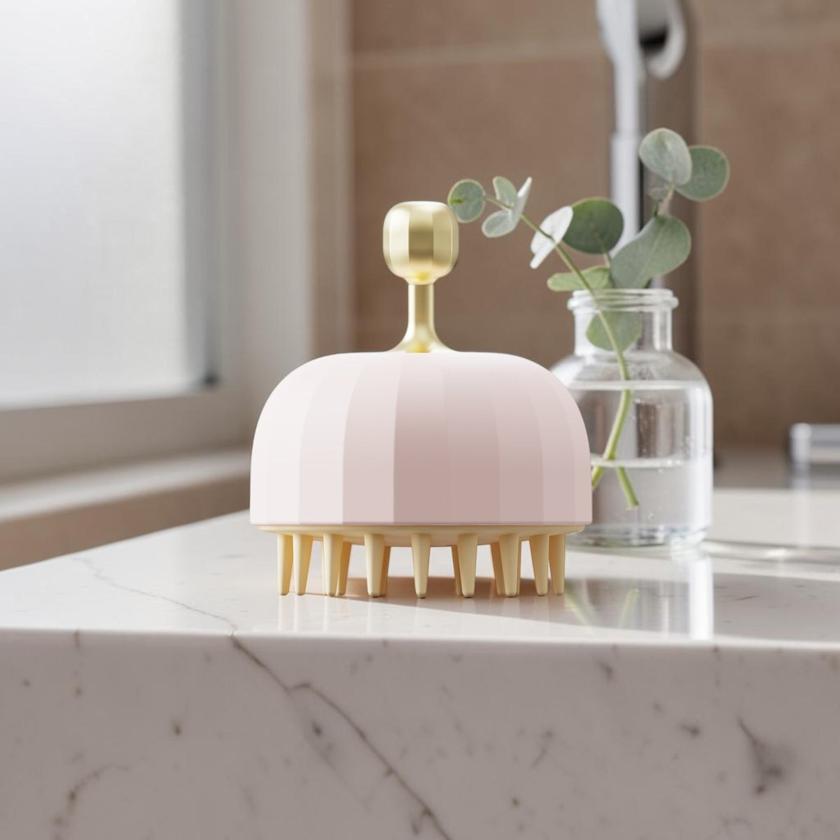 Cepillo masajeador de cuero cabelludo zafiropulse PERENNE Glow Brush en color rosa pastel con mango dorado elegante