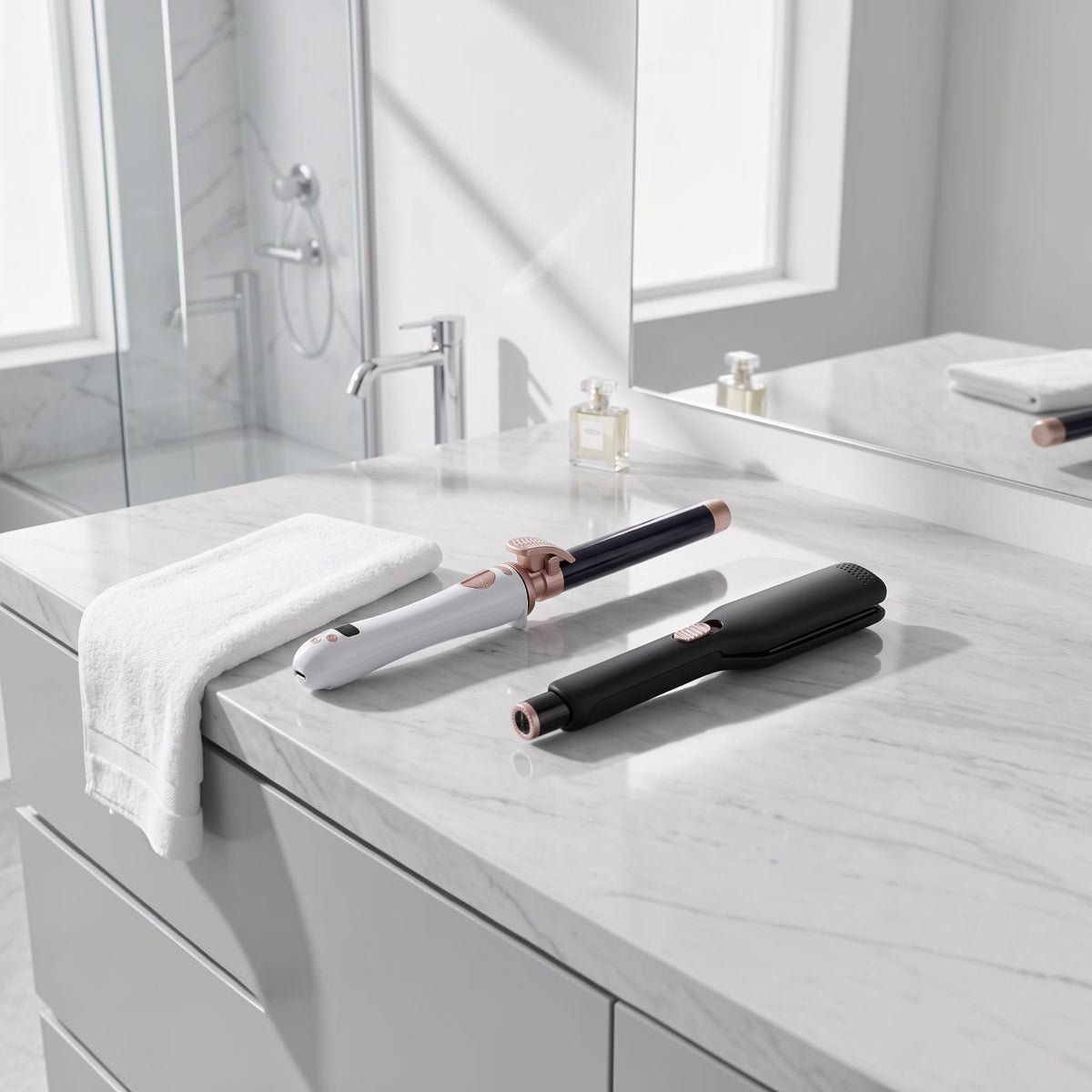 Rizador automático zafiropulse PERENNE Air-Wave Pro en blanco y negro con detalles en oro rosa sobre encimera de mármol