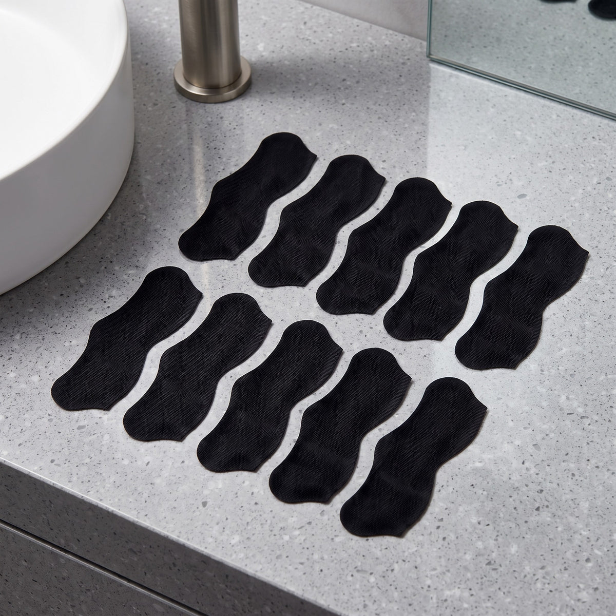 Tiras nasales negras PERENNE de zafiropulse para limpieza profunda de poros sobre encimera de baño de granito